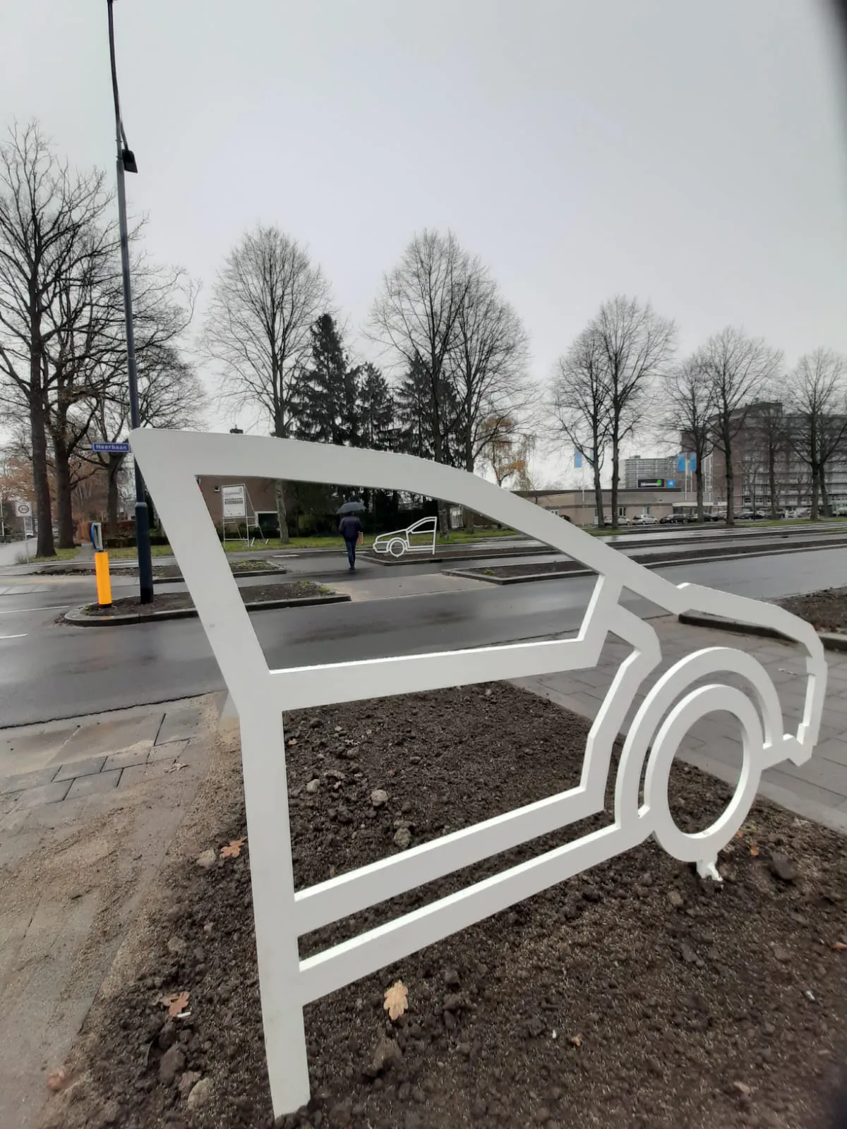 Bord met attentie, geen oversteek aan de Heerbaan in Breda